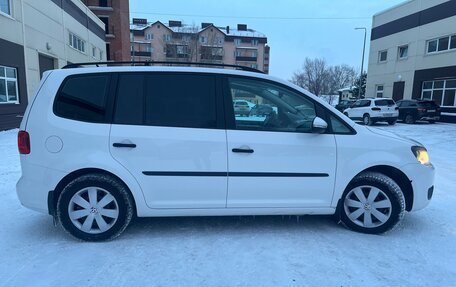 Volkswagen Touran III, 2013 год, 850 000 рублей, 2 фотография