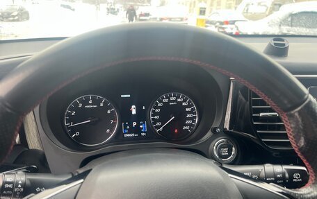 Mitsubishi Outlander III рестайлинг 3, 2019 год, 2 410 000 рублей, 11 фотография