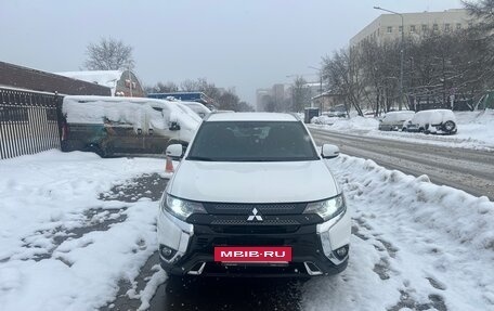 Mitsubishi Outlander III рестайлинг 3, 2019 год, 2 410 000 рублей, 4 фотография