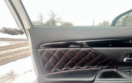 Mitsubishi Outlander III рестайлинг 3, 2019 год, 2 410 000 рублей, 13 фотография