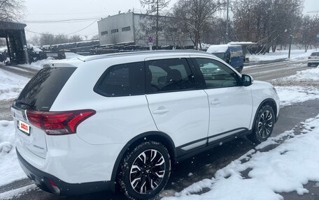 Mitsubishi Outlander III рестайлинг 3, 2019 год, 2 410 000 рублей, 18 фотография