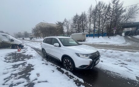 Mitsubishi Outlander III рестайлинг 3, 2019 год, 2 410 000 рублей, 17 фотография