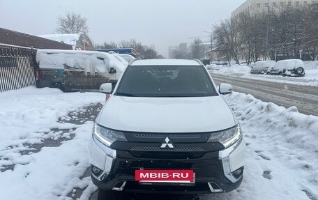 Mitsubishi Outlander III рестайлинг 3, 2019 год, 2 410 000 рублей, 20 фотография