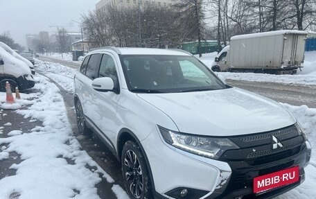 Mitsubishi Outlander III рестайлинг 3, 2019 год, 2 410 000 рублей, 15 фотография