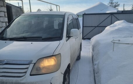 Toyota Noah III, 2002 год, 800 000 рублей, 1 фотография