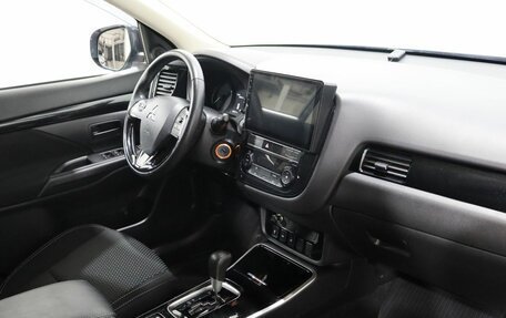 Mitsubishi Outlander III рестайлинг 3, 2018 год, 2 300 000 рублей, 12 фотография