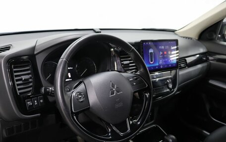 Mitsubishi Outlander III рестайлинг 3, 2018 год, 2 300 000 рублей, 10 фотография