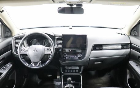 Mitsubishi Outlander III рестайлинг 3, 2018 год, 2 300 000 рублей, 11 фотография