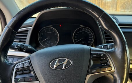 Hyundai Elantra VI рестайлинг, 2019 год, 1 250 000 рублей, 13 фотография