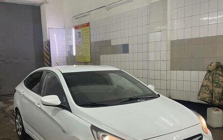 Hyundai Solaris II рестайлинг, 2013 год, 700 000 рублей, 2 фотография