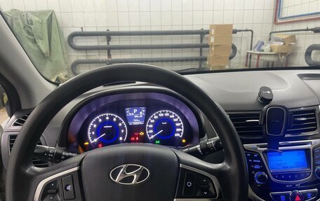 Hyundai Solaris II рестайлинг, 2013 год, 700 000 рублей, 16 фотография