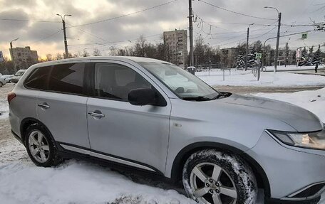 Mitsubishi Outlander III рестайлинг 3, 2017 год, 1 780 000 рублей, 8 фотография