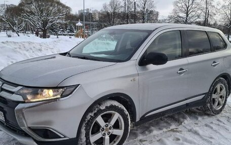 Mitsubishi Outlander III рестайлинг 3, 2017 год, 1 780 000 рублей, 10 фотография