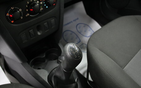 Renault Logan II, 2019 год, 745 000 рублей, 12 фотография