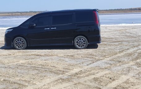 Toyota Noah III, 2016 год, 1 949 999 рублей, 2 фотография