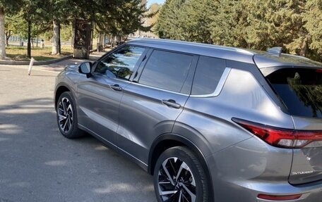 Mitsubishi Outlander, 2022 год, 3 000 000 рублей, 3 фотография