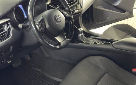 Toyota C-HR I рестайлинг, 2019 год, 2 300 000 рублей, 12 фотография