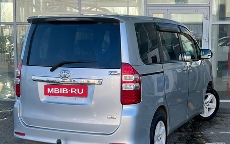 Toyota Noah III, 2010 год, 1 349 000 рублей, 2 фотография