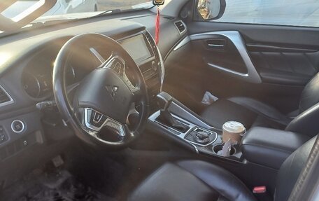 Mitsubishi Pajero Sport III рестайлинг, 2019 год, 3 800 000 рублей, 8 фотография