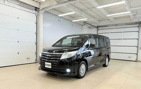 Toyota Noah III, 2017 год, 2 529 000 рублей, 2 фотография