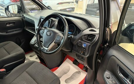 Toyota Noah III, 2017 год, 2 529 000 рублей, 10 фотография