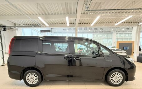 Toyota Noah III, 2017 год, 2 529 000 рублей, 7 фотография
