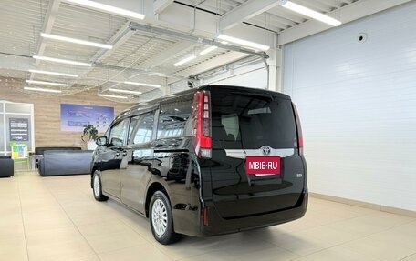 Toyota Noah III, 2017 год, 2 529 000 рублей, 4 фотография