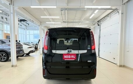 Toyota Noah III, 2017 год, 2 529 000 рублей, 5 фотография