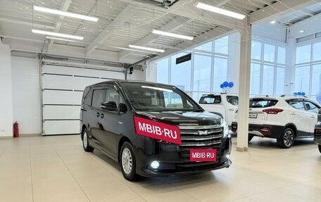 Toyota Noah III, 2017 год, 2 529 000 рублей, 8 фотография