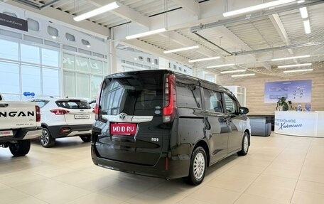 Toyota Noah III, 2017 год, 2 529 000 рублей, 6 фотография