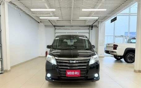 Toyota Noah III, 2017 год, 2 529 000 рублей, 9 фотография