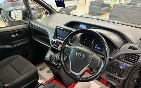 Toyota Noah III, 2017 год, 2 529 000 рублей, 11 фотография