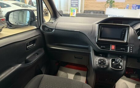 Toyota Noah III, 2017 год, 2 529 000 рублей, 14 фотография