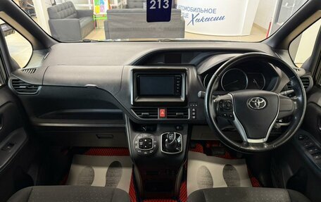 Toyota Noah III, 2017 год, 2 529 000 рублей, 16 фотография