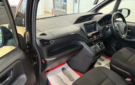 Toyota Noah III, 2017 год, 2 529 000 рублей, 12 фотография