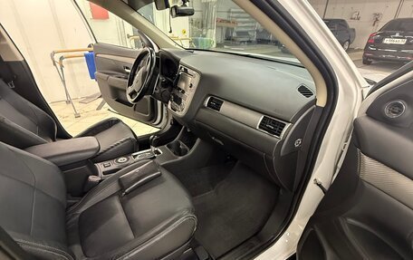 Mitsubishi Outlander III рестайлинг 3, 2014 год, 1 600 000 рублей, 11 фотография