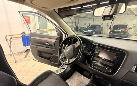 Mitsubishi Outlander III рестайлинг 3, 2014 год, 1 600 000 рублей, 10 фотография