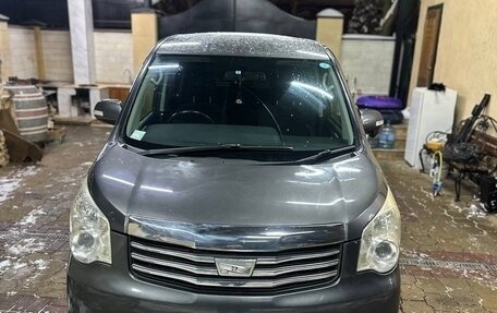 Toyota Noah III, 2011 год, 1 100 000 рублей, 1 фотография