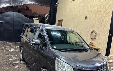 Toyota Noah III, 2011 год, 1 100 000 рублей, 4 фотография