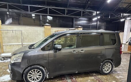 Toyota Noah III, 2011 год, 1 100 000 рублей, 5 фотография