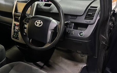 Toyota Noah III, 2011 год, 1 100 000 рублей, 14 фотография
