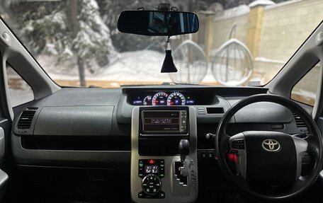 Toyota Noah III, 2011 год, 1 100 000 рублей, 12 фотография