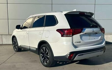 Mitsubishi Outlander III рестайлинг 3, 2021 год, 2 050 000 рублей, 4 фотография