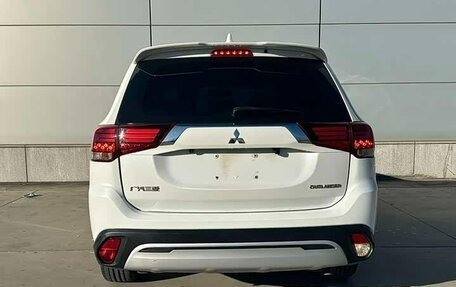 Mitsubishi Outlander III рестайлинг 3, 2021 год, 2 050 000 рублей, 5 фотография