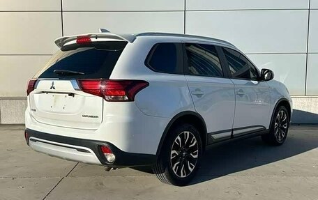Mitsubishi Outlander III рестайлинг 3, 2021 год, 2 050 000 рублей, 6 фотография