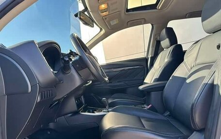 Mitsubishi Outlander III рестайлинг 3, 2021 год, 2 050 000 рублей, 7 фотография