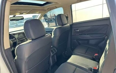 Mitsubishi Outlander III рестайлинг 3, 2021 год, 2 050 000 рублей, 11 фотография