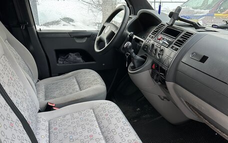 Volkswagen Caravelle T5, 2004 год, 1 200 000 рублей, 6 фотография