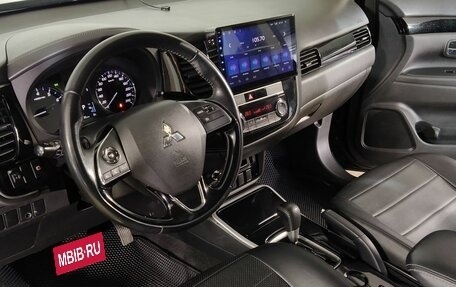 Mitsubishi Outlander III рестайлинг 3, 2019 год, 2 099 000 рублей, 8 фотография