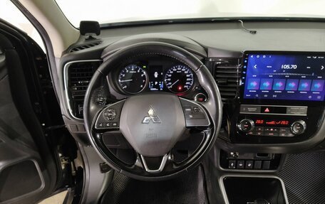 Mitsubishi Outlander III рестайлинг 3, 2019 год, 2 099 000 рублей, 10 фотография